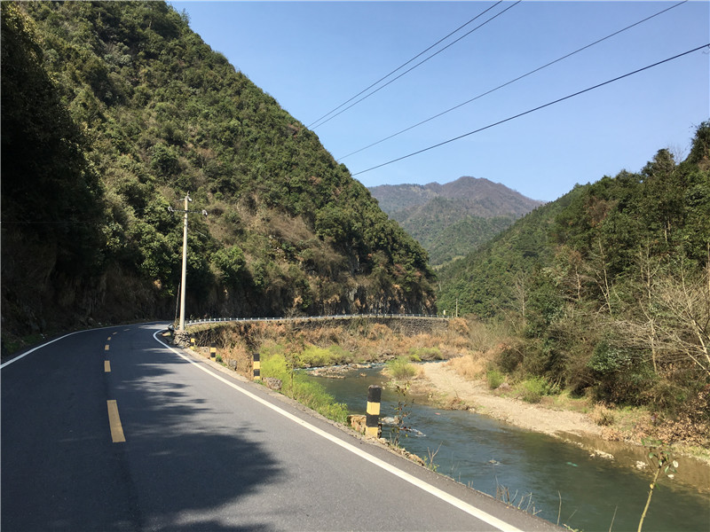 这段路开起来有点怕怕，弯道有多有大，就怕一不小心撞山上或者冲下河