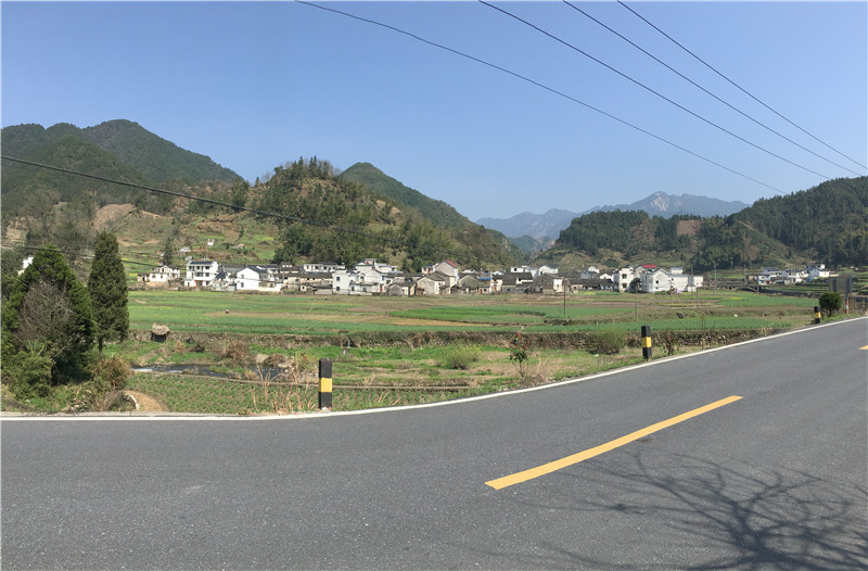 山脚的村落，虽然不是古村落，但粉墙黛瓦也别有一番韵味。