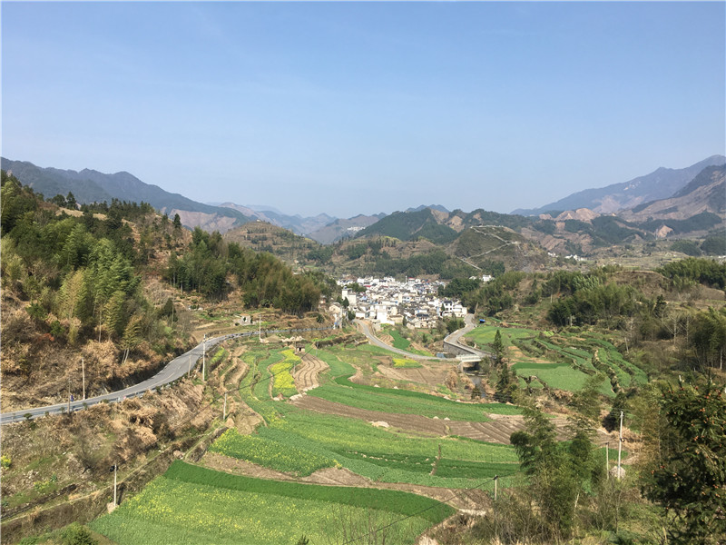 远看中国摄影小镇和周边的梯田，风景如画