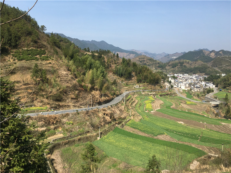 梯田与小镇，风景如画