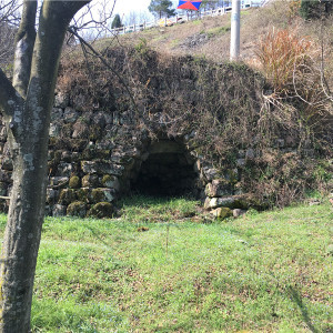 第一印象是土地庙，然后看到附件有坟墓是设在山里的，回来后想想，不会是。。。。。。。。。大不敬，大不敬！