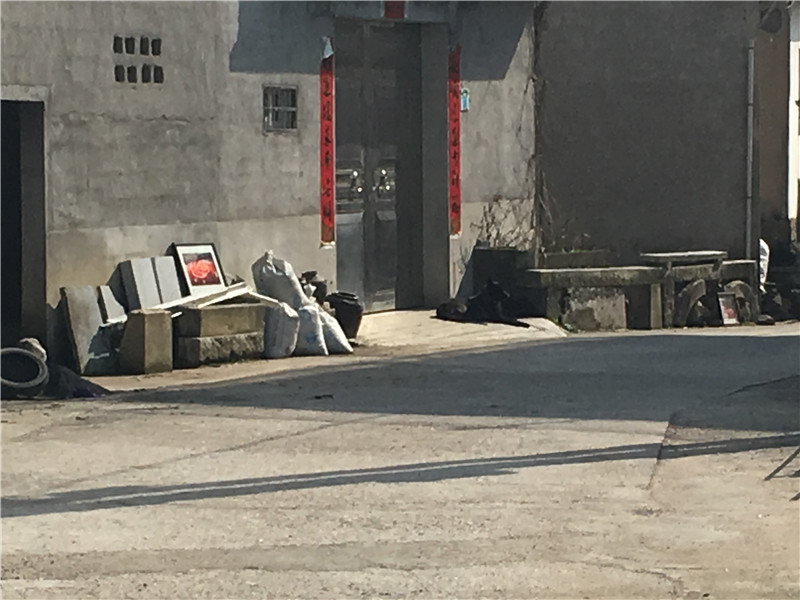 驱车两小时到达目的地——尚村。还没有进入就被这头上古凶兽拦住。估算了一下我和他的战斗力，我还是决定战术撤离，寻找新的突破口！
